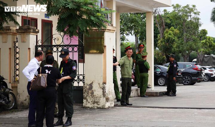 Lực lượng chức năng kiểm soát chặt chẽ người ra vào trụ sở tòa án, chỉ luật sư và những người liên quan, phóng viên báo chí mới được vào bên trong.