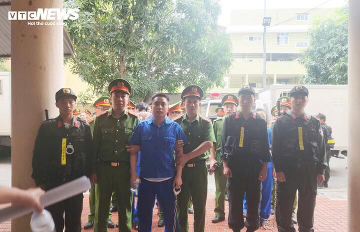 Khi được dẫn giải đến tòa, Khánh bày tỏ thái độ thản nhiên.