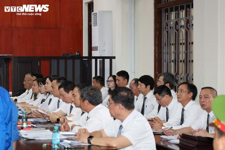 Có hơn 20 luật sư tham gia bào chữa, bảo vệ cho các bị cáo và bị hại tham gia phiên tòa.
