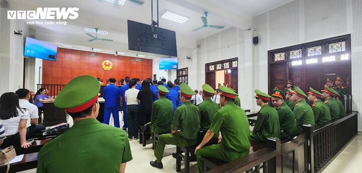 Đông đảo lực lượng hỗ trợ tư pháp có mặt đảm bảo an ninh trật tự và dẫn giải các bị cáo phục vụ công tác xét xử.