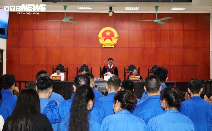Chủ tọa phiên tòa công bố quyết định đưa vụ án Bùi Đình Khánh và đồng phạm ra xét xử.