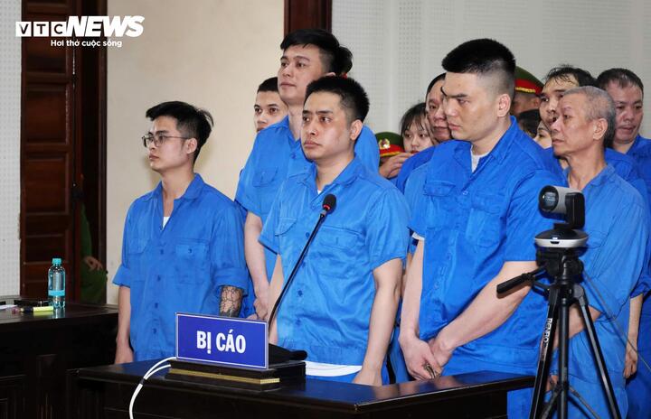Nhóm các bị cáo tại tòa.