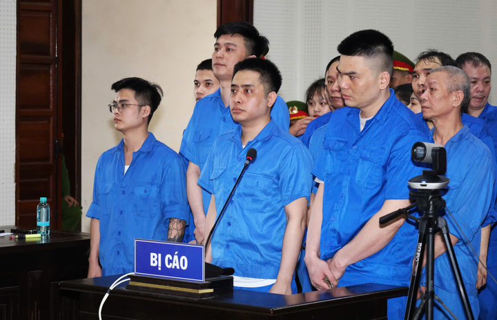 Nhóm các bị cáo tại phiên tòa.