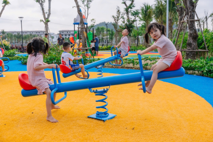 Hình ảnh trẻ em nô đùa tại khu vui chơi ngoài trời của khu đô thị Heragon City (Nguồn ảnh: MBLand)