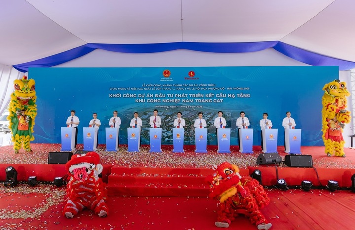 Các đại biểu thực hiện nghi thức khởi công Dự án Đầu tư phát triển kết cấu hạ tầng Khu công nghiệp Nam Tràng Cát (Hải Phòng).