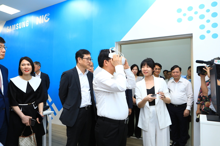Phó Thủ tướng Hồ Quốc Dũng trải nghiệm công nghệ thực tế ảo. (Ảnh: MH)