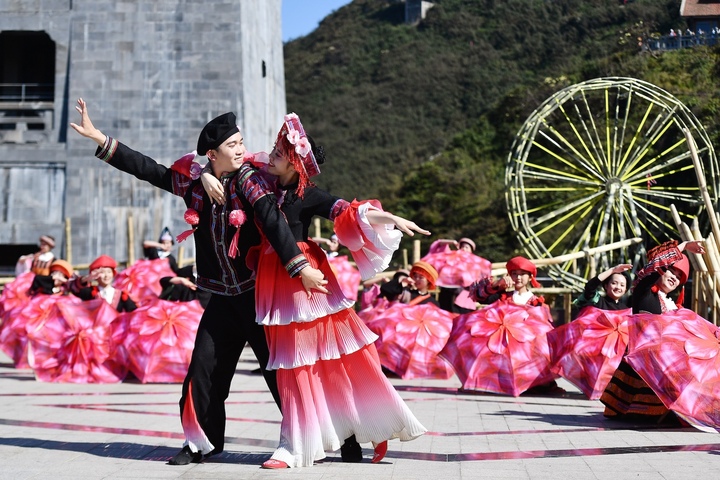 Show nghệ thuật thực cảnh “Vũ điệu trên mây” dùng ngôn ngữ múa đương đại để kể chuyện giữa đỉnh Fansipan hùng vĩ. (Ảnh: Ánh Dương)