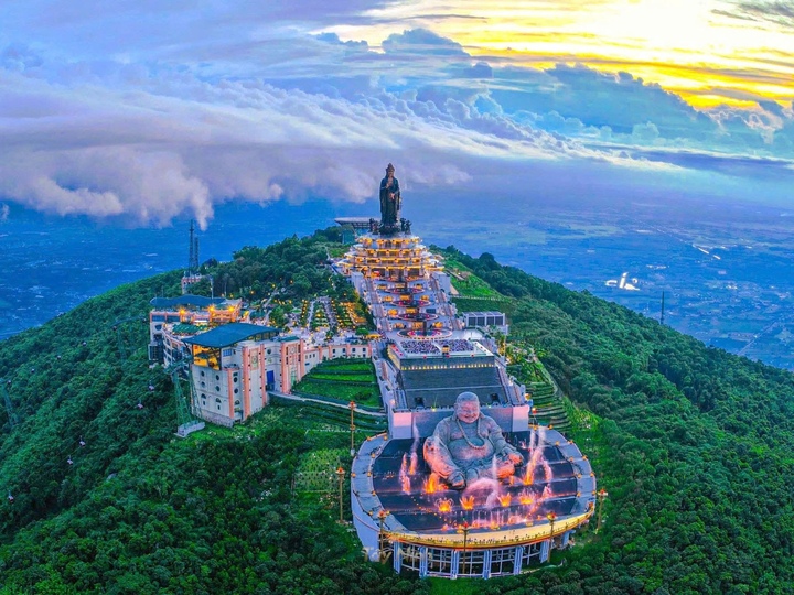 Đỉnh núi Bà Đen linh thiêng – điểm đến kết nối du khách với tinh hoa nghệ thuật dân gian và cảnh sắc thiên nhiên hùng vĩ. (Ảnh: Ánh Dương)