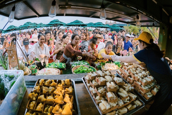 "Phiên chợ lá" trên đỉnh núi Bà Đen, nơi du khách dùng lá bồ đề thay tiền mặt để trải nghiệm ẩm thực địa phương. (Ảnh: Ánh Dương)