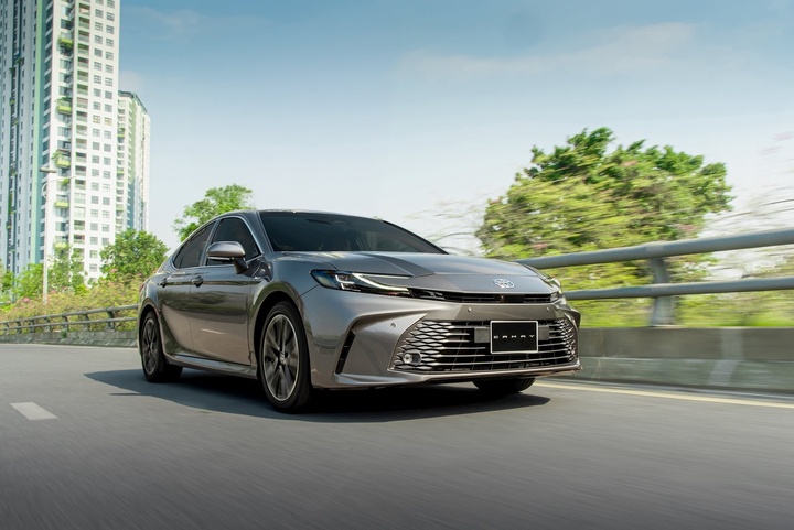 Toyota Camry Hybrid là biểu tượng của sự sang trọng trong phân khúc sedan.