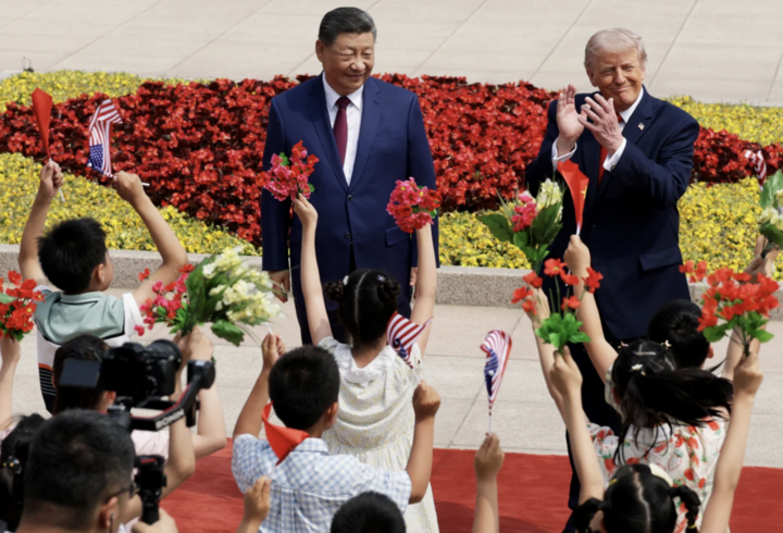 Chủ tịch Trung Quốc Tập Cận Bình đón Tổng thống Mỹ Donald Trump tại Đại lễ đường Nhân dân ở thủ đô Bắc Kinh.
