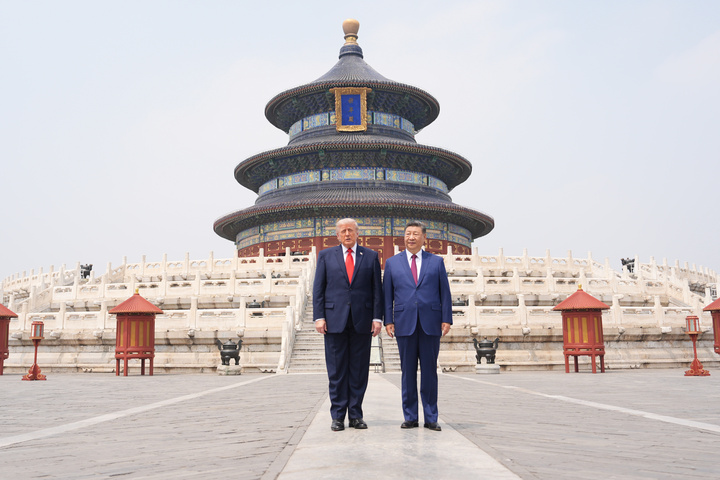 Chủ tịch Trung Quốc Tập Cận Bình và Tổng thống Mỹ Donald Trump tham quan Thiên Đàn tại Bắc Kinh ngày 14/5/2026. (Ảnh: AP)