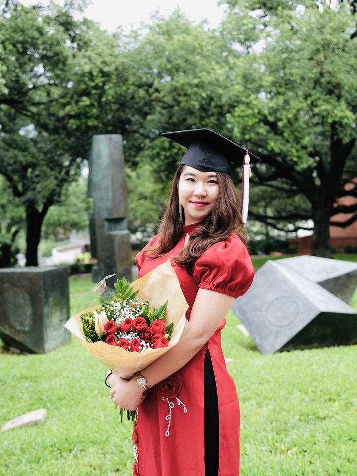 Dù không mở được cửa, Gavin chủ động gọi bảo vệ rồi đứng trò chuyện cùng hai cô gái trong lúc chờ hỗ trợ. Cuộc gặp ngắn ngủi ấy nhanh chóng để lại ấn tượng đặc biệt với anh. “Ngay lần đầu nhìn thấy Thảo, tôi muốn nhìn cô ấy thêm một chút nữa”, Gavin kể. Sau lần gặp đó, cả hai lại mất liên lạc trong một thời gian dài.