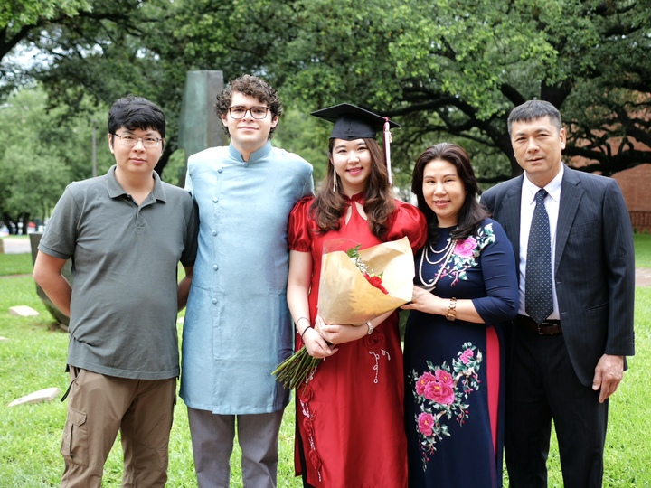 Trong bài luận gửi Lawrence University, Thảo từng gây ấn tượng khi dùng một bài thơ của Nhật Bản với đúng 47 từ để trả lời câu hỏi: “Tại sao lại là Lawrence University?”. Sau cùng, cô chọn Trinity University - nơi cũng trở thành điểm khởi đầu cho chuyện tình của mình.