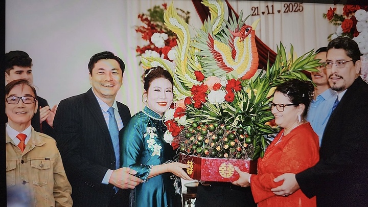 Trước đó, Gavin chọn Sa Pa làm nơi cầu hôn bạn gái đúng vào dịp sinh nhật cô. Hôm ấy trời lạnh, mưa phùn và sương phủ kín những con dốc vùng cao. Khi cả hai trú mưa tại Sa Pa Station, Thảo nhìn thấy một ban công phủ ánh đèn vàng và muốn dừng lại chụp ảnh.