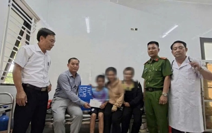 Đại diện chính quyền, công an đến thăm hỏi động viên cháu T. (Ảnh: UBND Xã Vân Du cung cấp)