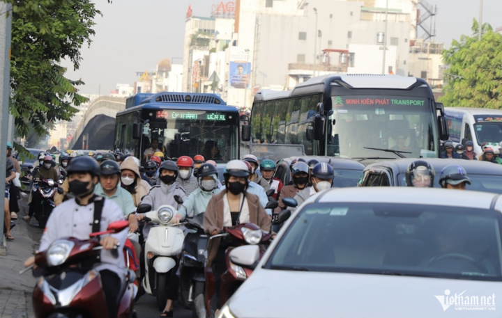 Ô tô khách trên 29 chỗ cũng chịu khung giờ cấm từ 6h-22h. (Ảnh: Tuấn Kiệt)