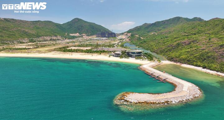 Lý do được Ban Quản lý Khu kinh tế tỉnh Gia Lai nêu ra là do Công ty TNHH Đầu tư và Phát triển Quy Nhơn Golf (thuộc Tập đoàn Hưng Thịnh) tự quyết định chấm dứt hoạt động của dự án đầu tư.
