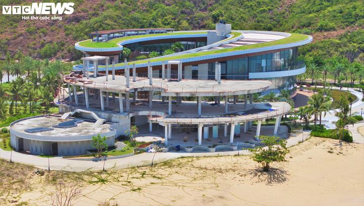 Theo kế hoạch ban đầu, dự án được chia làm 25 phân khu chức năng đa dạng như: Canal District (khu shophouse kênh đào), Hollywood Hills (biệt thự đồi), Monaco Condo (căn hộ khách sạn), sân golf 12 lỗ mang tiêu chuẩn quốc tế và hệ thống công viên chủ đề.