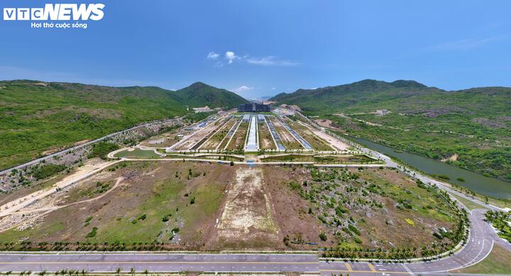 Dự án có quy mô gần 72 ha, phía Bắc và phía Đông giáp tuyến đường nối với tuyến đường đi làng chài Nhơn Hải; phía Nam giáp đất cây xanh của Phân khu 5, Khu kinh tế Nhơn Hội; phía Tây giáp Khu du lịch Merry Land Hải Giang.