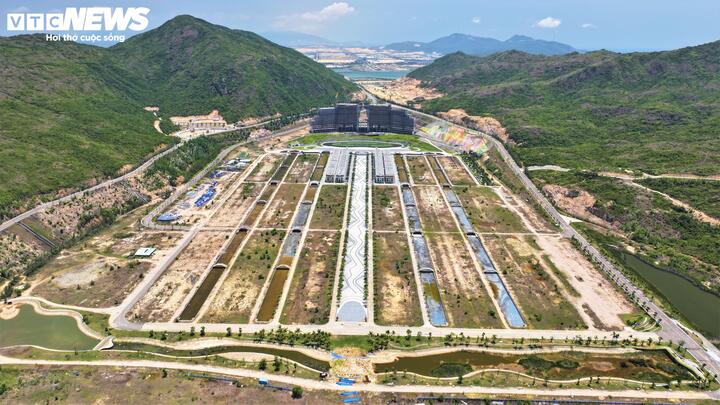 Tuy nhiên, sau gần 5 năm khởi công, dự án có tiến độ thực hiện không như cam kết. Vì vậy, ngày 29/8/2018 UBND tỉnh Bình Định đã giao cho chủ đầu tư mới là Công ty CP Dịch vụ Giải trí Hưng Thịnh Quy Nhơn tái khởi động dự án.