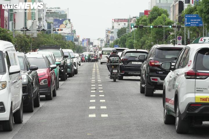 Đây cũng là lần đầu tiên TP.HCM áp dụng hình thức phân luồng giao thông theo làn đường đảo chiều dựa trên thời gian trong ngày. (Ảnh: Lương Ý)