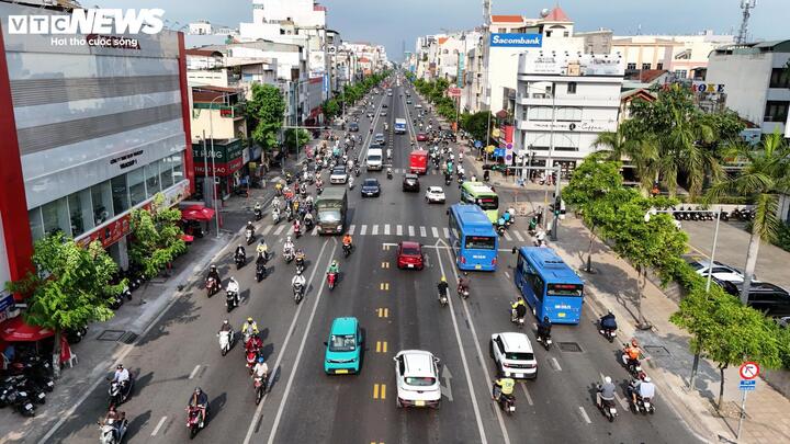Phần làn đường giữa trên đường Cộng Hòa sẽ được điều chỉnh hướng lưu thông theo từng khung giờ cao điểm để tăng năng lực thông xe. (Ảnh: Lương Ý)