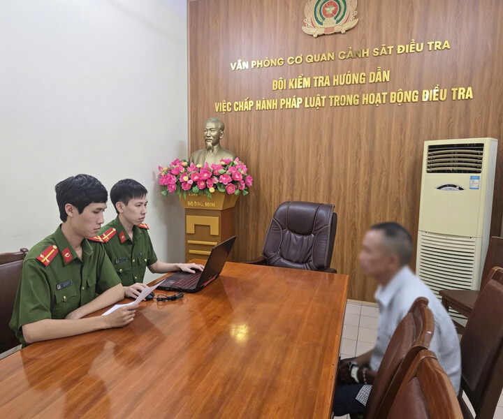 Cơ quan Cảnh sát điều tra Công an tỉnh Quảng Ninh làm việc với đối tượng Phạm Văn Chính. (Ảnh: Trần Ngọc Minh)