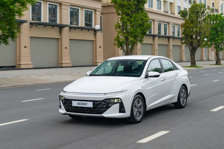 Hyundai Accent ghi nhận mức giảm tốc đáng kể khi rơi xuống vị trí thứ tư.