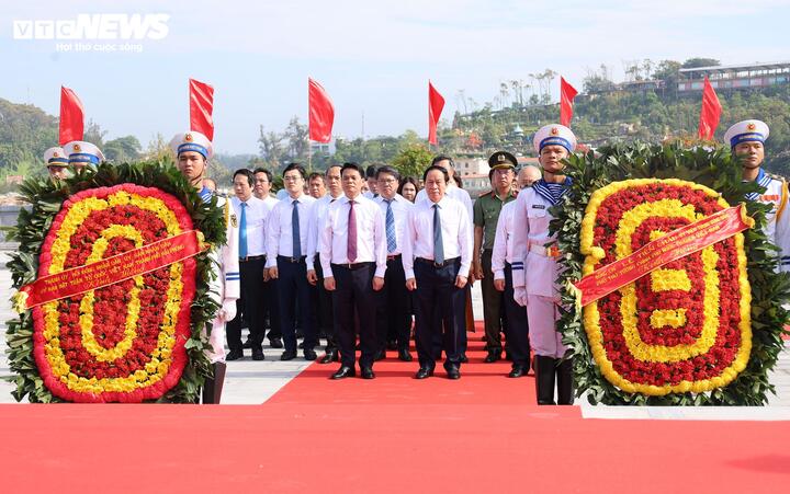 Phó Thủ tướng Lê Tiến Châu cùng lãnh đạo TP Hải Phòng và các đại biểu dâng hoa, dâng hương tại Đài tưởng niệm các anh hùng liệt sỹ Đoàn tàu không số tại bên K5.
