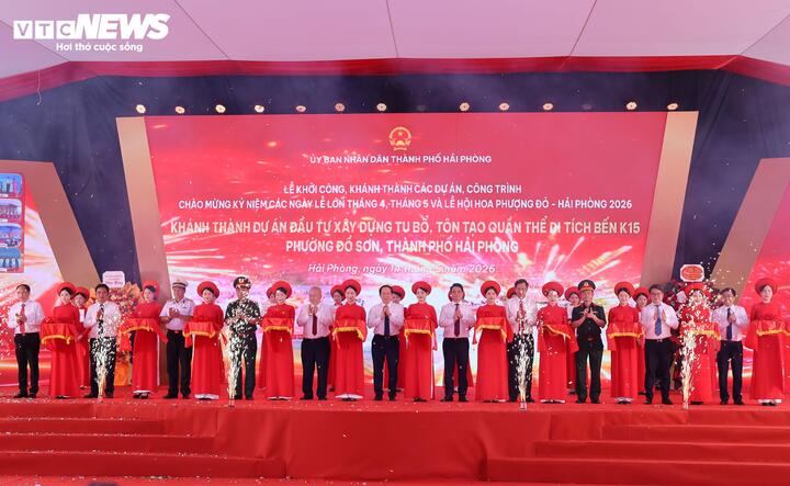 Các đại biểu thực hiện nghi thức cắt băng khánh thành Dự án đầu tư xây dựng tu bổ, tôn tạo quần thể di tích bến K15, phường Đồ Sơn (Hải Phòng).