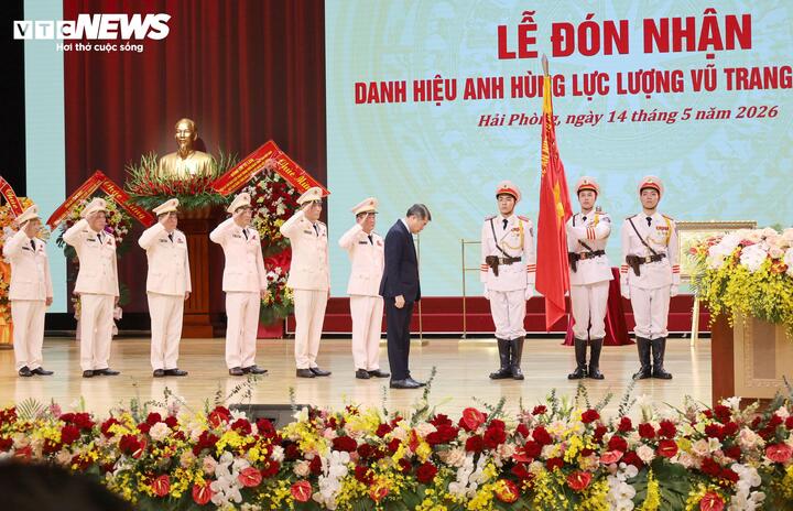 Ủy viên Bộ Chính trị, Thủ tướng Lê Minh Hưng trao danh hiệu Anh hùng lực lượng vũ trang nhân dân cho Công an TP Hải Phòng.