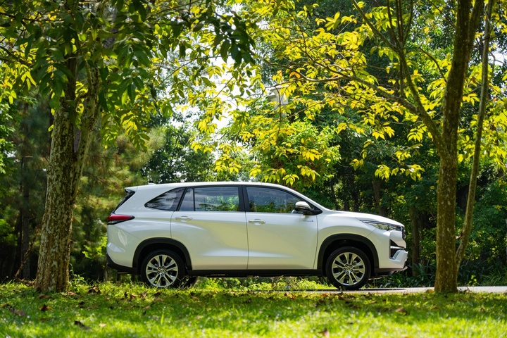 Toyota Innova Cross duy trì vị thế dẫn đầu phân khúc xe hybrid nhờ tính thực dụng cao.