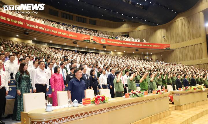 Các đại biểu thực hiện nghi lễ chào cờ.