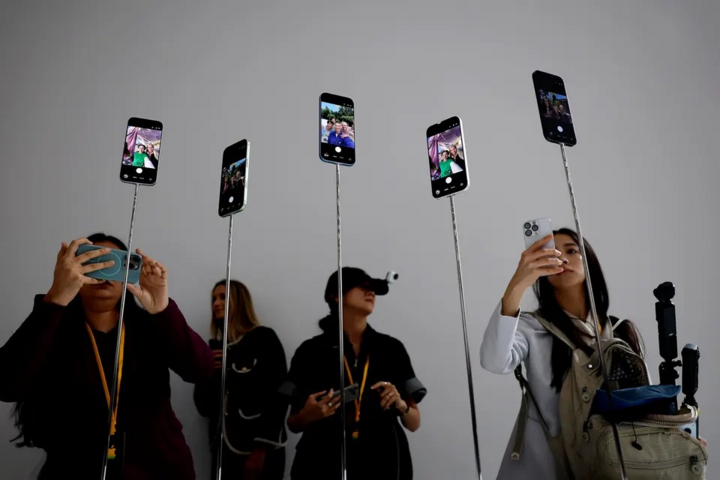 Người dùng trải nghiệm chụp ảnh và selfie với iPhone. (Nguồn: Getty Images)