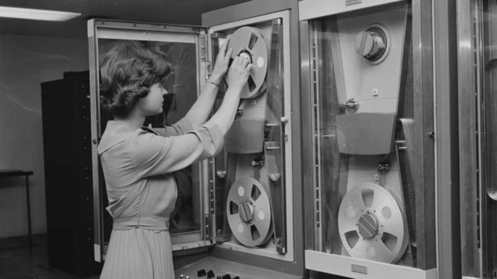 Những cuộn băng từ lớn trong một máy tính mainframe đời đầu. (Nguồn: Getty Images)