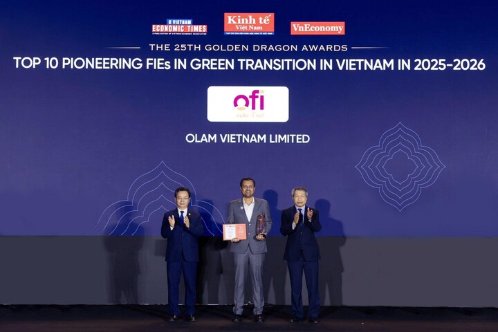 Ông Midhun Pachayil - Phó Chủ tịch ngành hàng Cà phê ofi Việt Nam - nhận giải thưởng Top 10 doanh nghiệp có vốn đầu tư nước ngoài (FIEs) tiên phong chuyển đổi xanh 2025-2026.