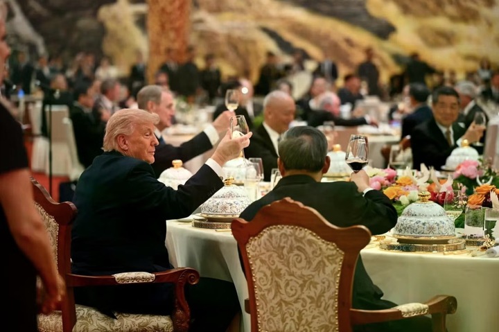 Tổng thống Mỹ Donald Trump nâng ly cùng các vị khách mời tại tiệc chiêu đãi. (Ảnh: New York Times)