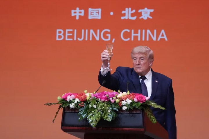 Trong bài phát biểu tại tiệc chiêu đãi, Tổng thống Mỹ Trump nói rằng ông cảm thấy vinh dự khi đến thăm Trung Quốc, đồng thời cho biết ông và Chủ tịch Tập đã có “những cuộc trao đổi vô cùng tích cực và hiệu quả”. Ông gọi nhà lãnh đạo Trung Quốc là “người bạn của tôi”. Sau đó, ông chính thức mời Chủ tịch Tập đến thăm Nhà Trắng vào tháng 9, trước khi nâng ly chúc mừng “mối quan hệ phong phú và bền chặt” giữa hai quốc gia. (Ảnh: AP)