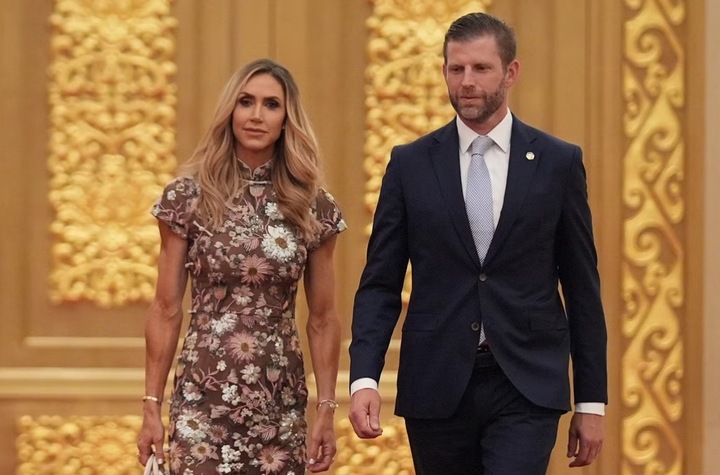 Con trai của Tổng thống Mỹ - Eric Trump và con dâu Lara Trump xuất hiện tại tiệc chiêu đãi. Bà Lara Trump mặc trang phục theo phong cách truyền thống của Trung Quốc. (Ảnh: AP)