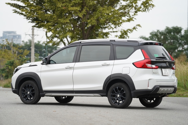 Suzuki XL7 Hybrid thu hút khách hàng bằng giá bán cạnh tranh và khả năng tiết kiệm nhiên liệu.