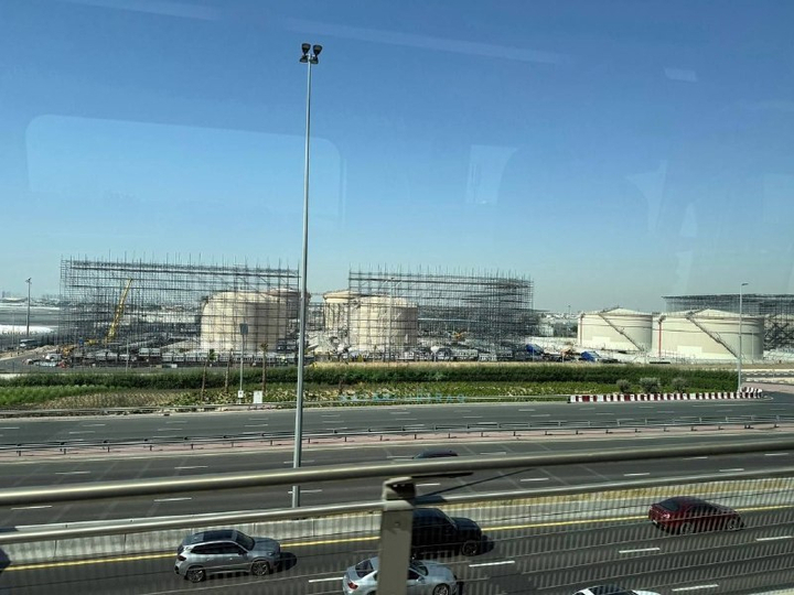 Tại Dubai, các địa điểm chiến lược liên quan đến ngành công nghiệp dầu mỏ, gần sân bay, đã bắt đầu được bảo vệ bằng các lưới sắt. Ảnh X