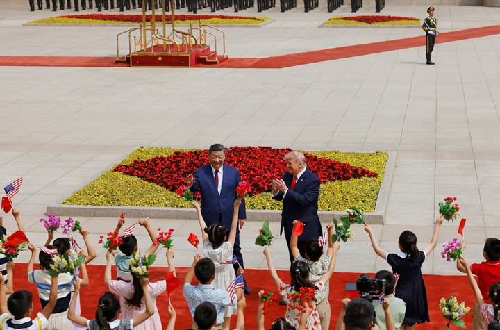 Các em nhỏ cầm cờ Trung Quốc và Mỹ trong lễ đón Tổng thống Mỹ Donald Trump do Chủ tịch Trung Quốc Tập Cận Bình chủ trì tại Đại lễ đường Nhân dân ở Bắc Kinh, Trung Quốc ngày 14/5/2026. (Ảnh: REUTERS/Maxim Shemetov/Pool)