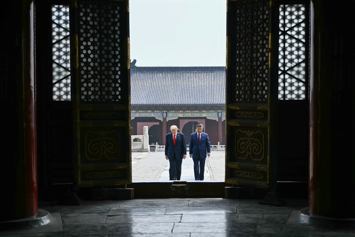 Chủ tịch Trung Quốc (phải) và Tổng thống Mỹ tham quan khu đền. (Ảnh: Brendan Smialowski/Pool qua AP)