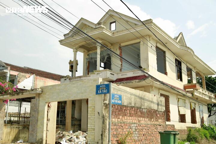 Riêng tại khu vực Eo bầu, hiện còn 39 hộ chưa bàn giao mặt bằng, cơ quan chức năng phải ban hành quyết định cưỡng chế đối với 26 trường hợp. Đối với 13 hộ còn lại, có 4 hộ sẽ hoàn thiện hồ sơ để trình ban hành quyết định cưỡng chế.