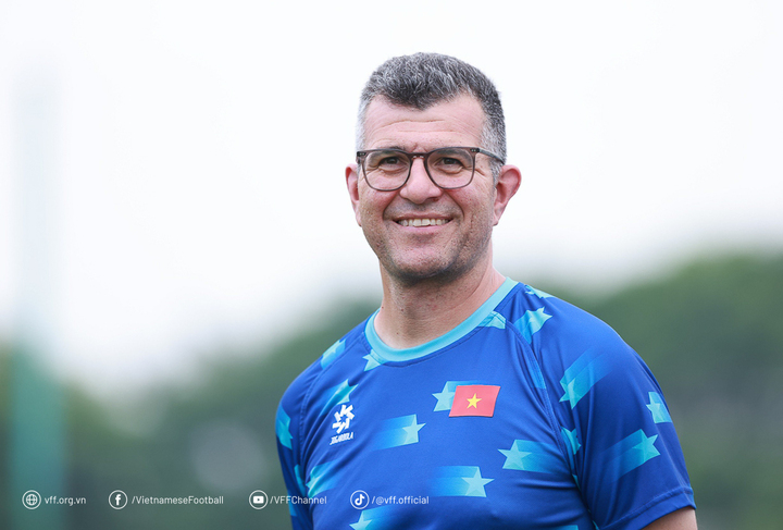 HLV Cristiano Roland cựu cầu thủ bóng đá người Brazil từng thi đấu ở vị trí hậu vệ trái. (Nguồn: VFF)