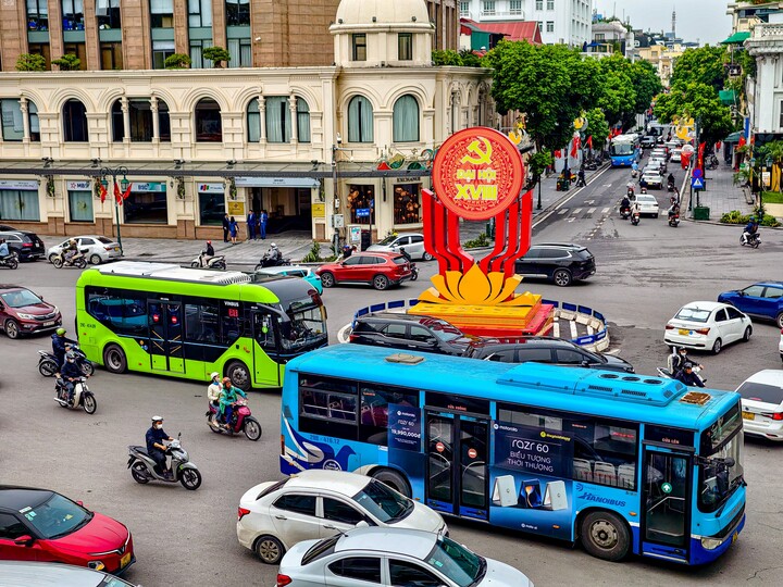 Học sinh, sinh viên, người cao tuổi, công nhân... có thể được miễn phí xé xe buýt, metro ở Hà Nội.