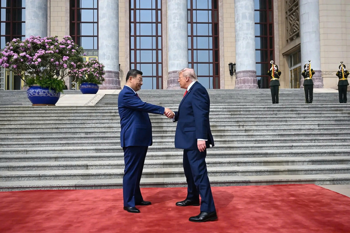 Chủ tịch Trung Quốc Tập Cận Bình và Tổng thống Mỹ Donald Trump bắt tay nhau tại Đại lễ đường Nhân dân. (Ảnh: NYT)