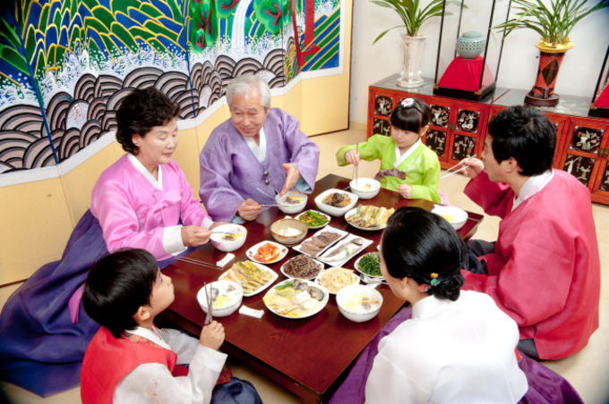 Người Hàn Quốc có văn hóa không bưng bát cơm trong bữa ăn. (Ảnh: Korean Herald)