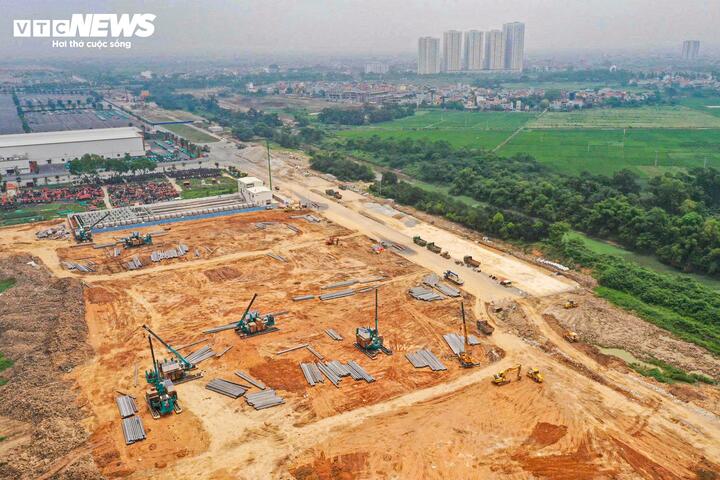Điểm nhấn của công trình là cầu dây văng rộng 43 m, sở hữu nhịp chính dài 500 m cùng tháp cầu cao 185 m. Hai tuyến đường dẫn ở hai đầu cầu cũng được đầu tư quy mô lớn, trong đó đoạn phía Nghi Tàm rộng 48 m, phía Đông Anh rộng 60 m, kết hợp đồng bộ các nút giao, hầm chui và hệ thống hạ tầng kỹ thuật.